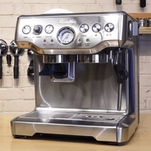 Vue du produit Breville Barista Express BES870XL montrant les commandes externes et la zone de préparation