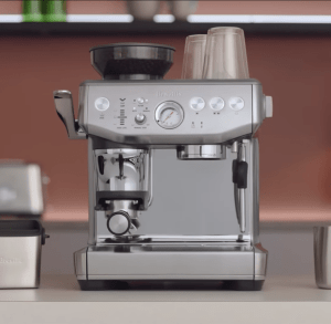 Vue produit de la Breville Barista Express Impress BES876 montrant commandes externes et zone de préparation