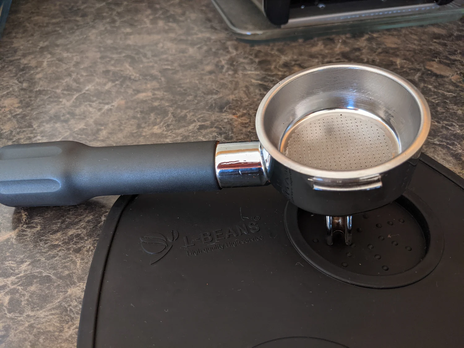 Café fraîchement moulu dans un porte-filtre expresso