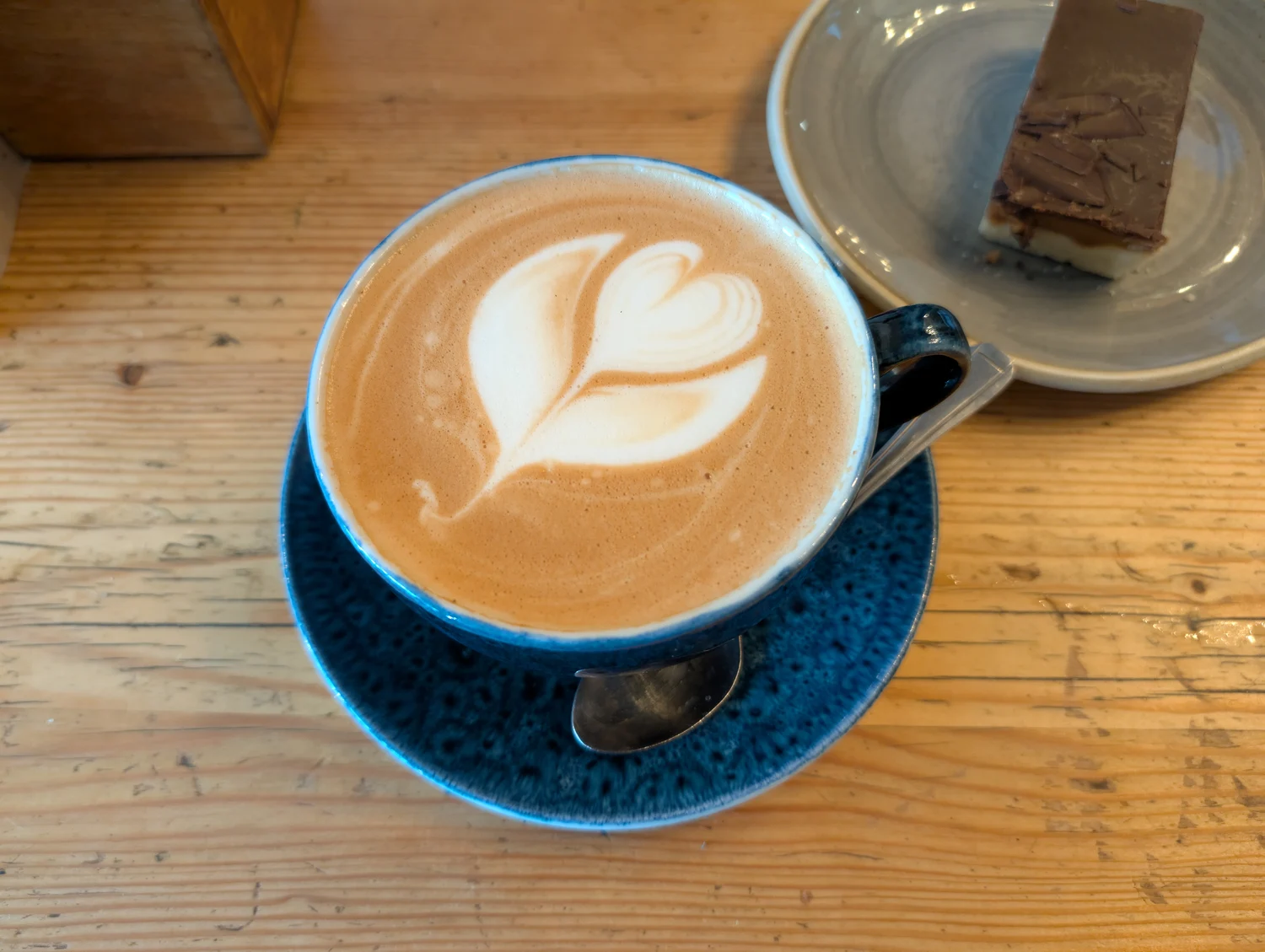Latte décaféiné servi chez Trading Post Coffee Roasters à Brighton