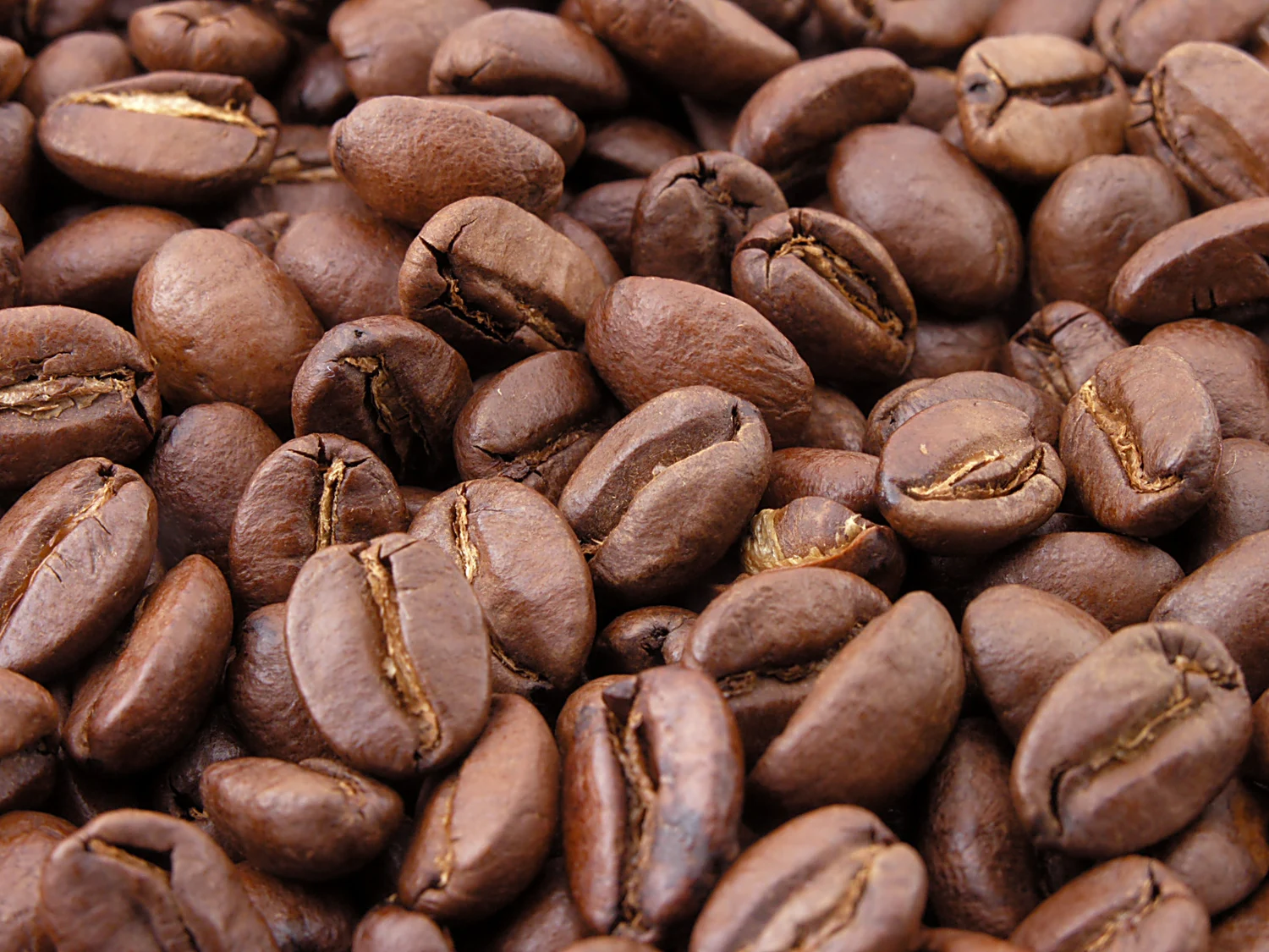 Gros plan de grains de café torréfiés entiers