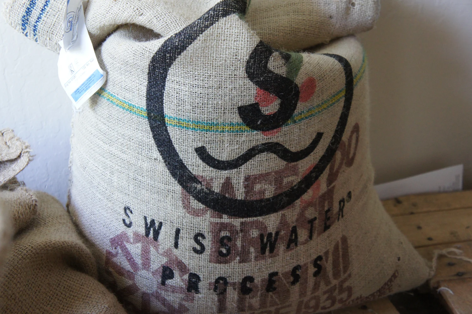 Un sac de café portant la mention Swiss Water Process