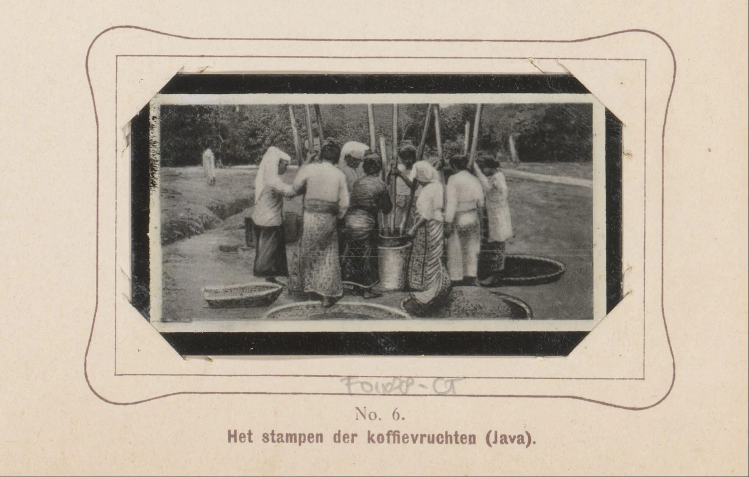 Scène historique en noir et blanc de femmes pilant des fruits de café à Java